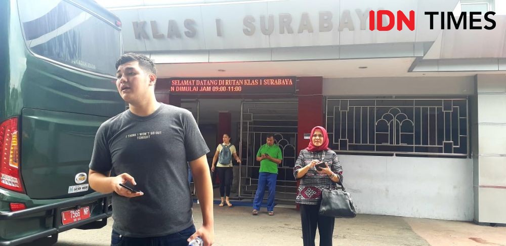 Kunjungi Rutan Klas 1 Surabaya, Al Ghazali Pakai Kaus Bergambar Dhani