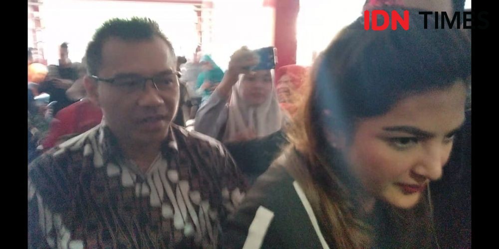 Kunjungi Rutan Klas 1 Surabaya, Al Ghazali Pakai Kaus Bergambar Dhani