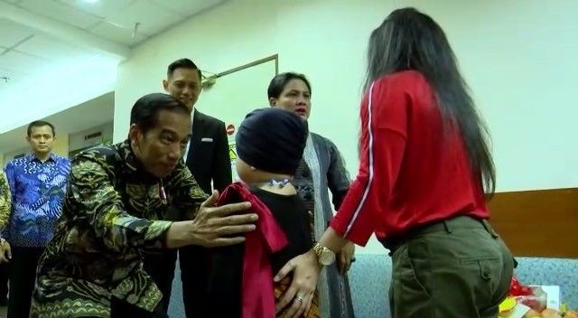 Momen Haru Presiden Jokowi Menjenguk Shakira Putri Denada di Singapura