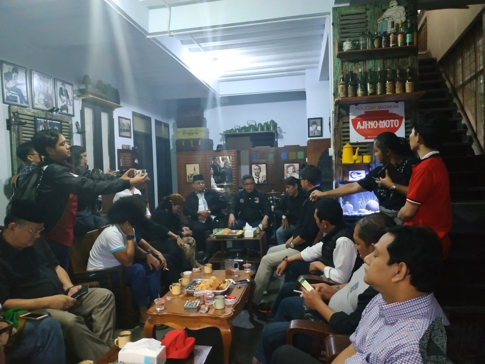 APK Jokowi-Ma'ruf Dirusak, Hasto: Pihak Sana Tidak Siap