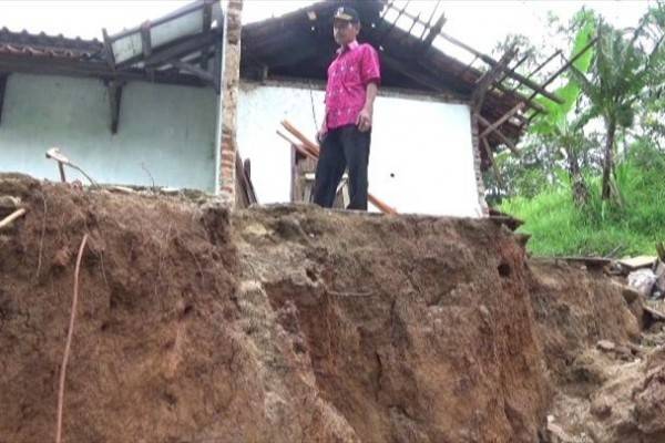 Ada Pergerakan Tanah, 2 Rumah Di Lebak Rusak Berat