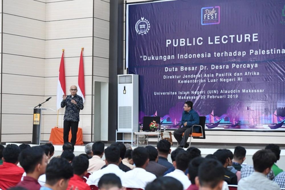Menlu Retno Marsudi Ajari Mahasiswa Makassar Jadi Diplomat