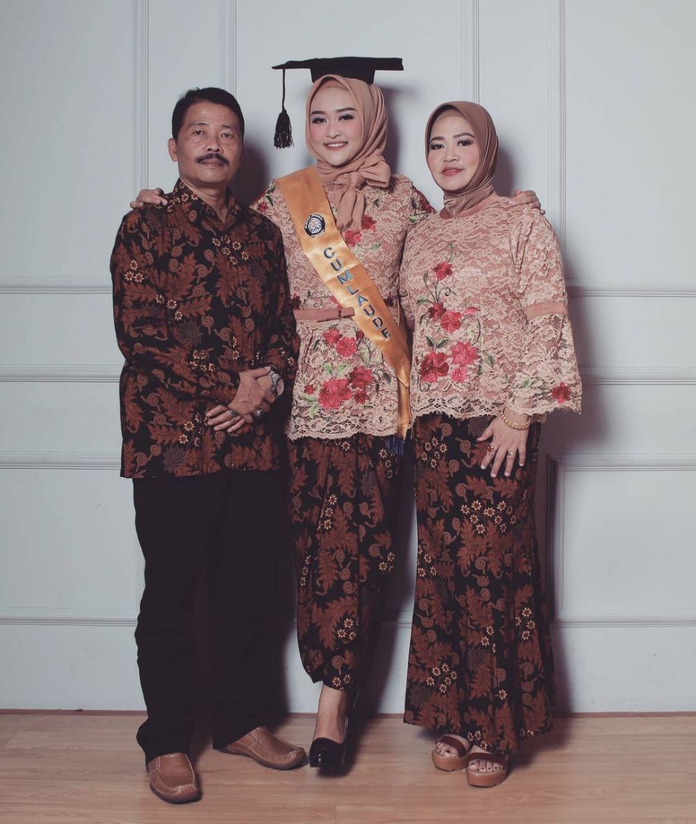 10 Ide Kebaya Modern Dengan Hijab Cocok Buat Wisuda