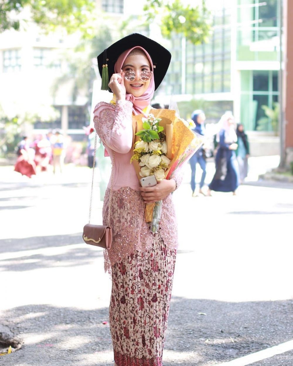 10 Ide Kebaya Modern Dengan Hijab Cocok Buat Wisuda