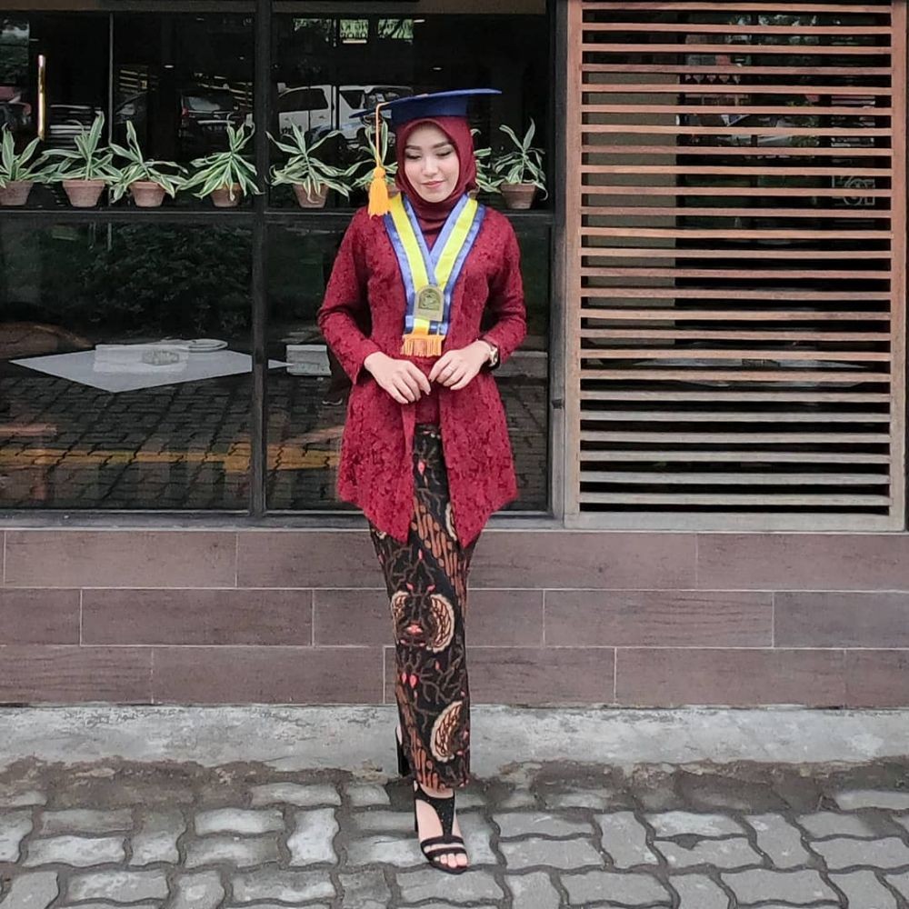 25+ Inspirasi Keren Kebaya Wisuda Merah Hijab