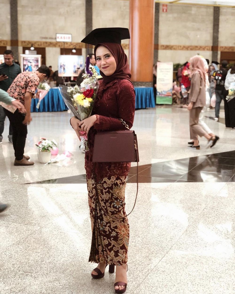 10 Ide Kebaya Modern Dengan Hijab Cocok Buat Wisuda Millennials Nih