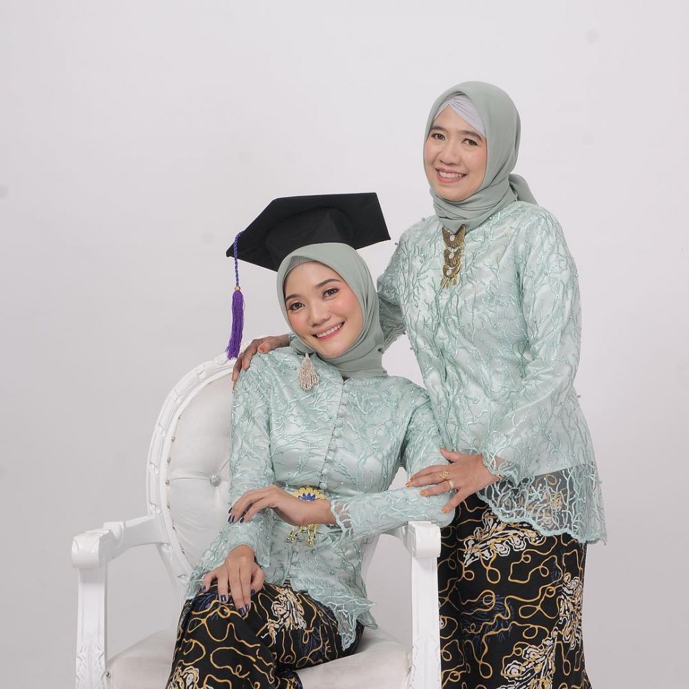 10 Ide Kebaya Modern Dengan Hijab Cocok Buat Wisuda Millennials Nih