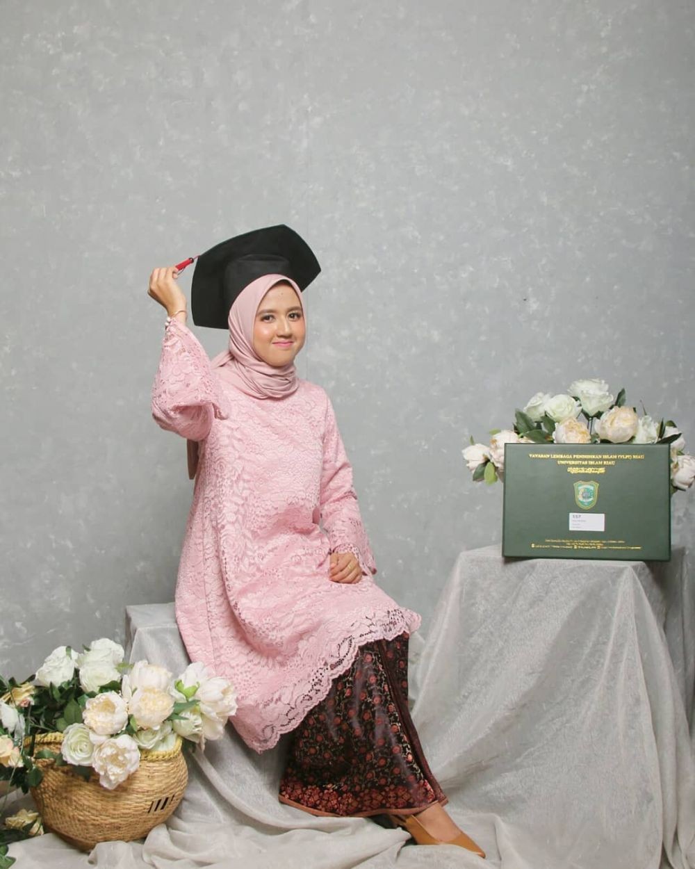 10 Ide Kebaya Modern Dengan Hijab Cocok Buat Wisuda Millennials Nih