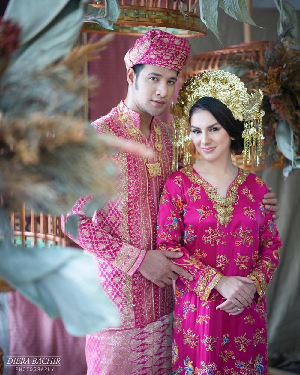 8 Ide Foto Prewed Adat Minang ala Irish Bella, Megah Bak Bangsawan