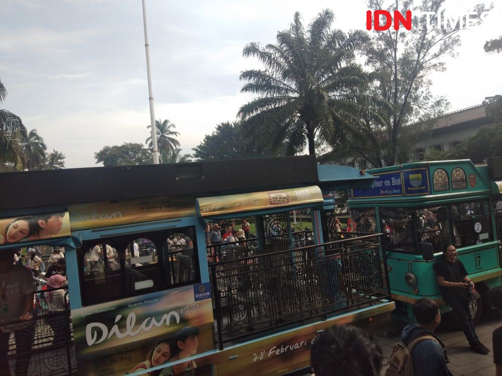 10 Potret Keseruan Hari Dilan di Bandung, Iqbaal Bikin Warga Histeris!