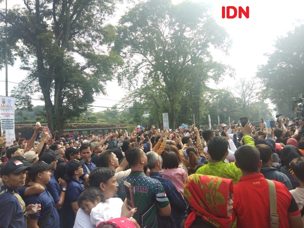 10 Potret Keseruan Hari Dilan di Bandung, Iqbaal Bikin Warga Histeris!