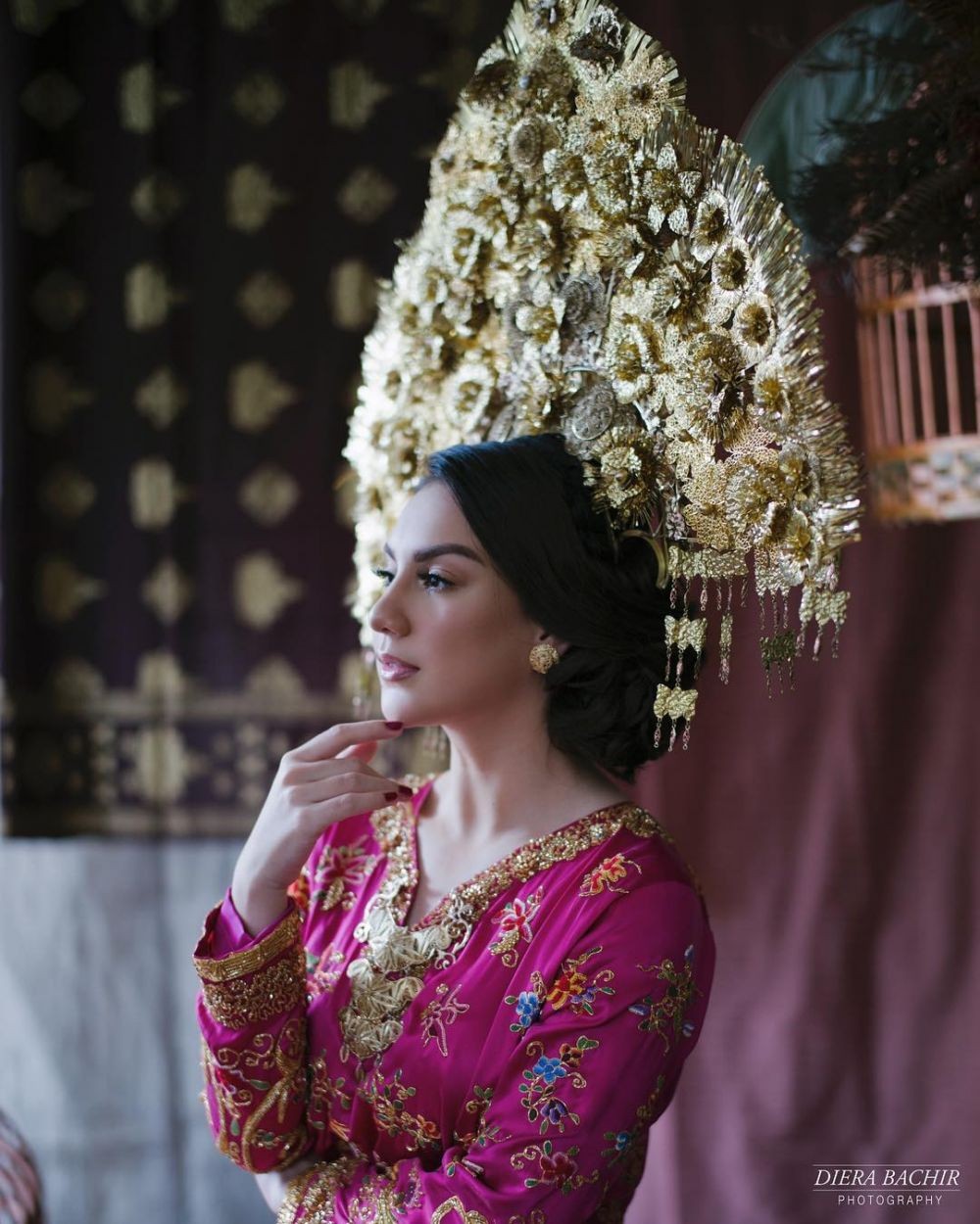 8 Ide Foto Prewed Adat Minang ala Irish Bella, Megah Bak Bangsawan