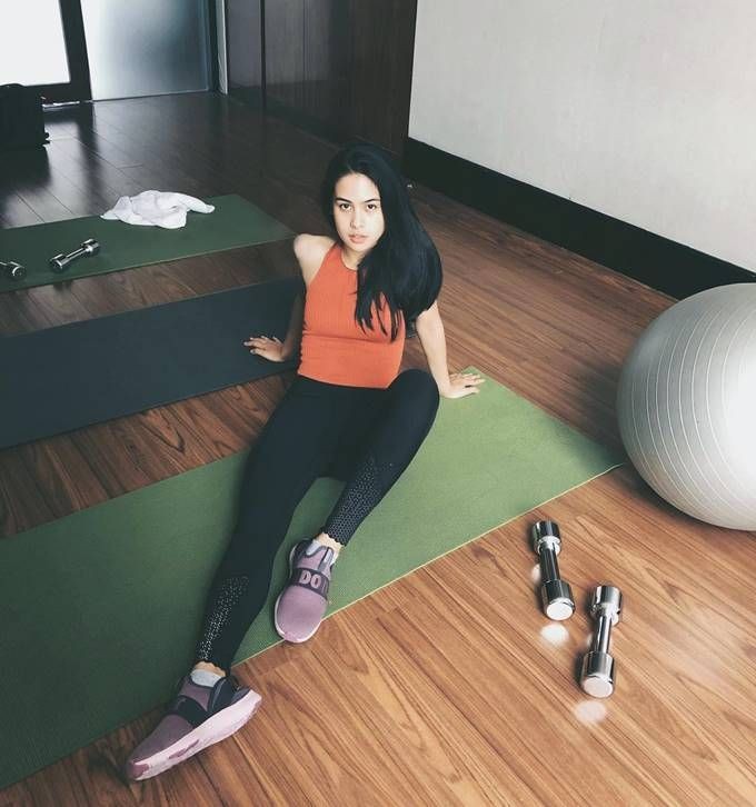Rajin Olahraga dan Dance, 10 Potret Maudy Ayunda Pamer Body Goals