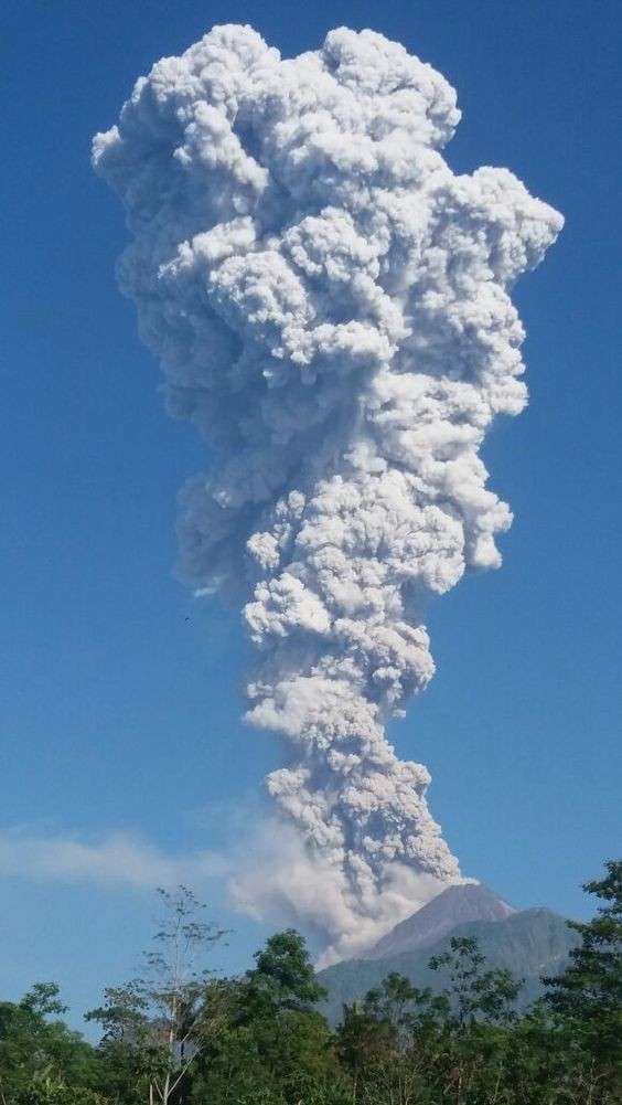 13 Potret Gunung Merapi Yang Sedang Berstatus Waspada, Menegangkan!