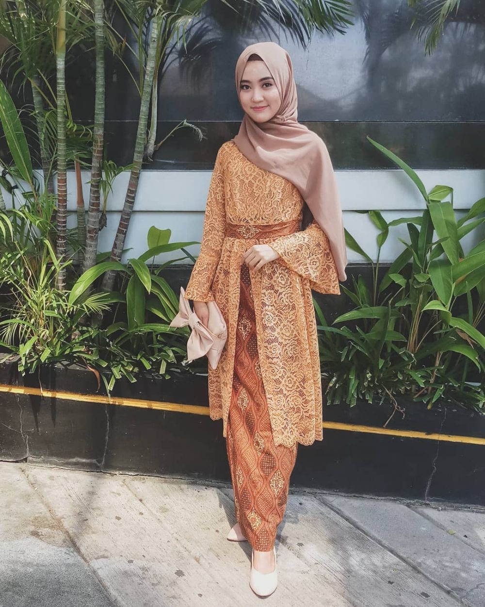 8 Inspirasi Dress Kebaya Brokat dengan Hijab buat Kondangan