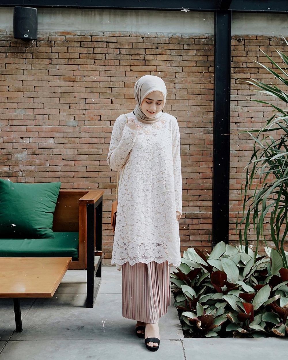8 Inspirasi Dress Kebaya Brokat Dengan Hijab Buat Kondangan