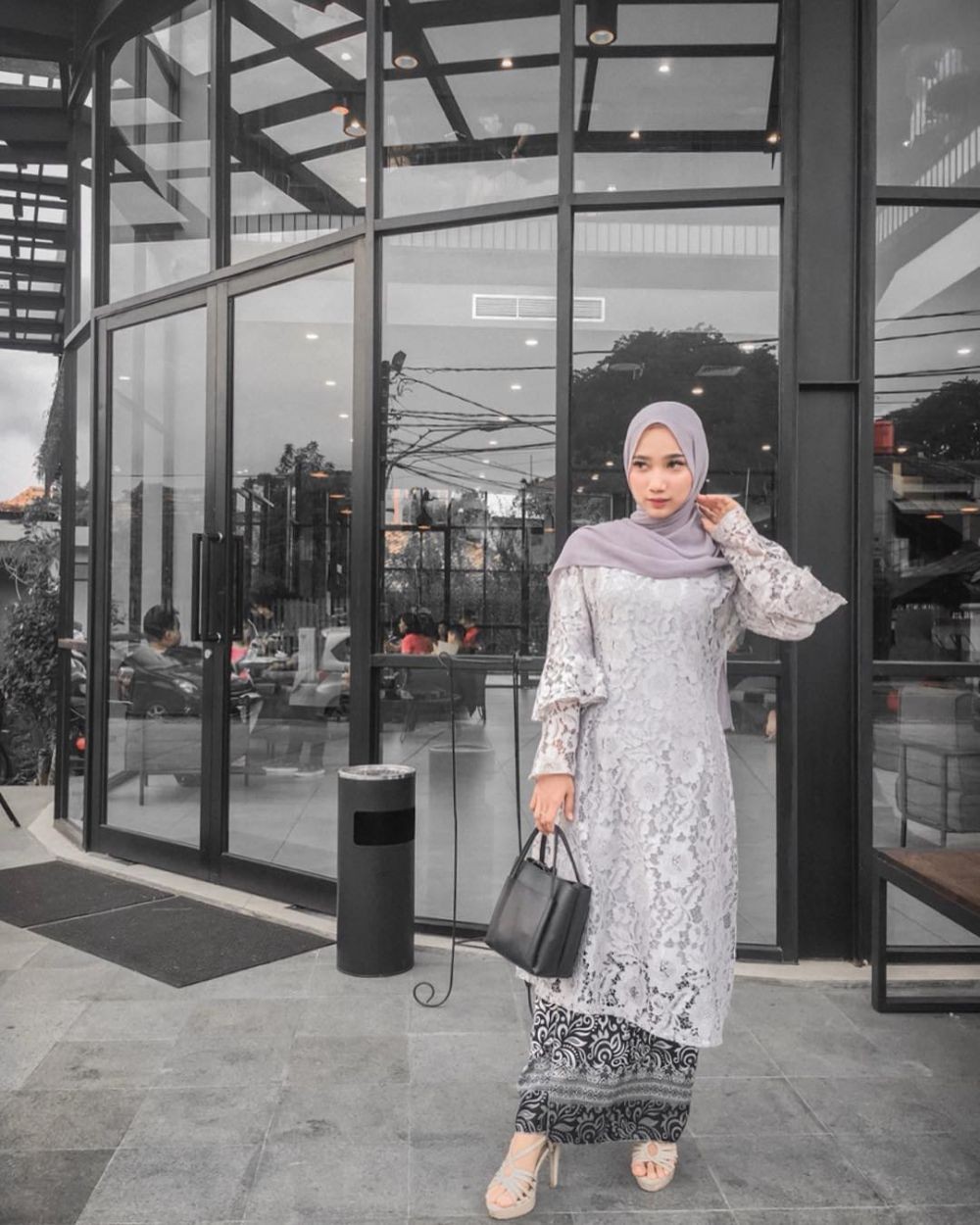 Cocok Buat Kondangan, 8 Inspirasi Kebaya Brokat & Dress dengan Hijab