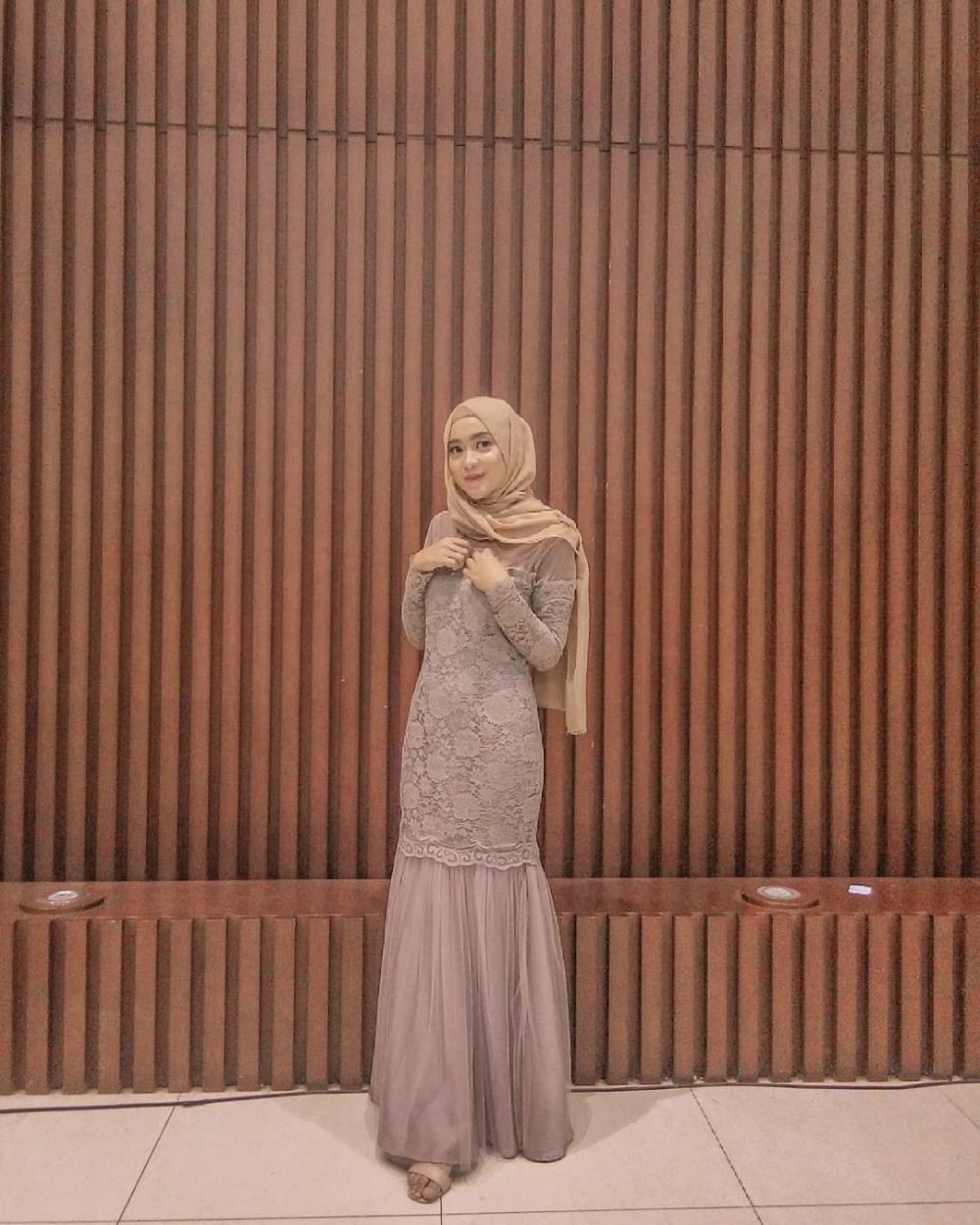 Cocok Buat Kondangan, 8 Inspirasi Kebaya Brokat & Dress dengan Hijab