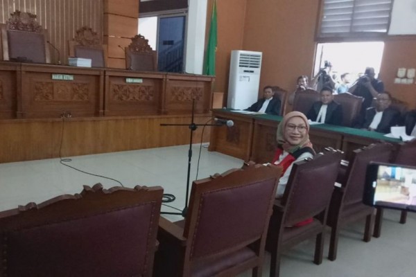 Turun dari Mobil Tahanan, Ratna Sarumpaet Lempar Senyum pada Jurnalis