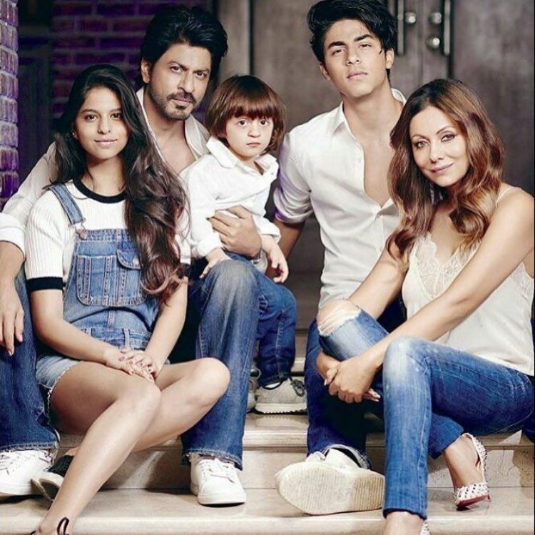 10 Potret Bahagia Shah Rukh Khan Jalankan Peran sebagai Ayah Panutan