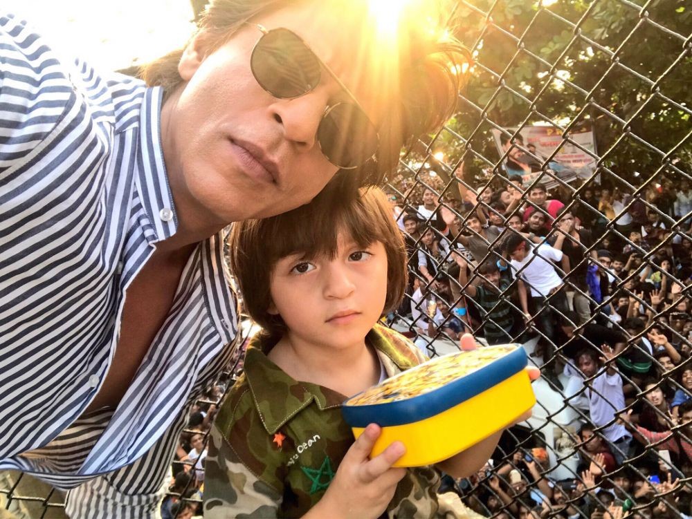 10 Potret Bahagia Shah Rukh Khan Jalankan Peran sebagai Ayah Panutan