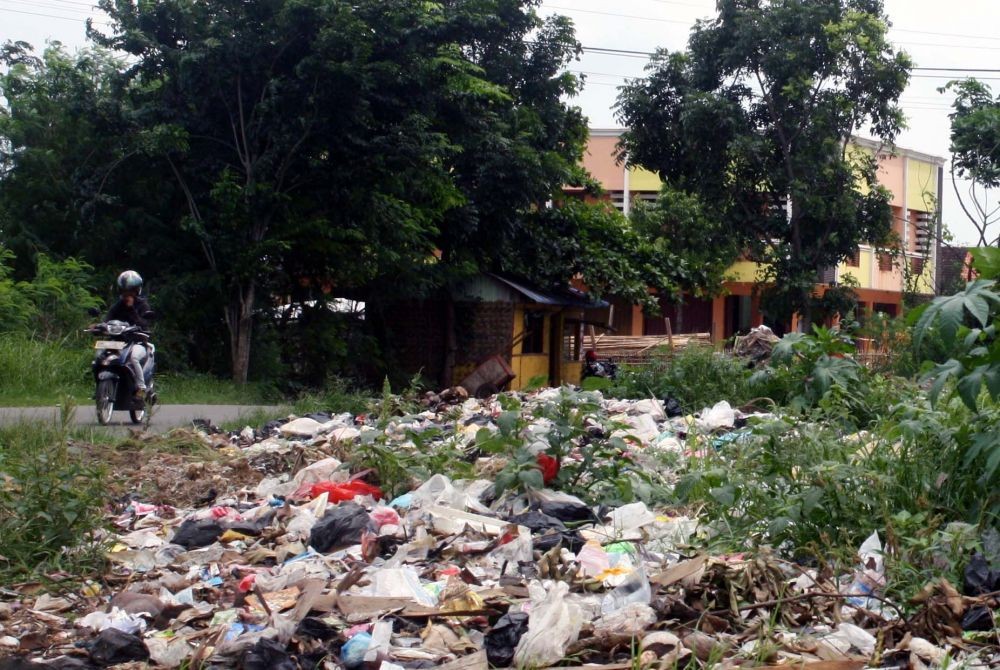 Setiap Hari, Ratusan Ton Sampah di Karawang Tidak Terangkut ke TPA