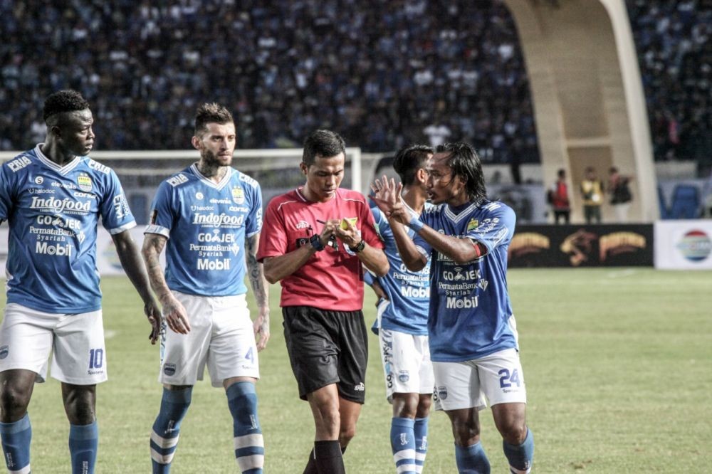 [FOTO] Handball Manahati Lestusen Tertangkap Kamera, Persib Meradang