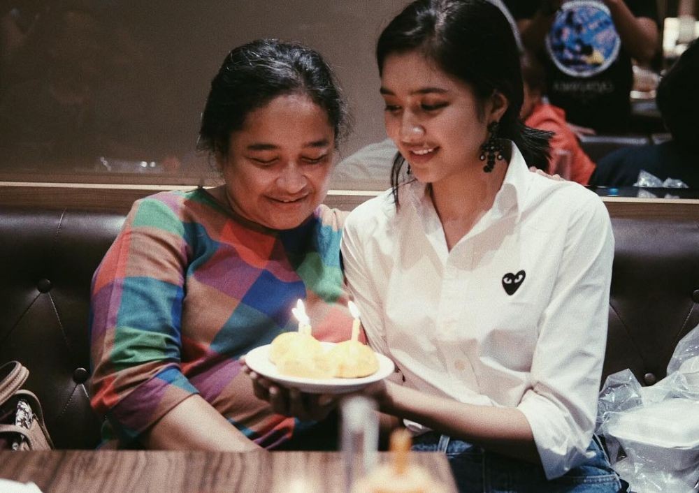 10 Potret Kebersamaan Mikha Tambayong dengan Mendiang Mamanya