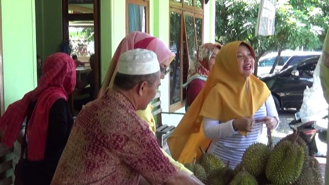 Kampanye di Majalengka, Sandiaga Uno Jatuh Cinta pada Durian Sinapeul 