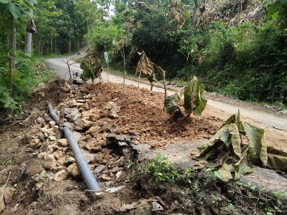 Diguyur Hujan, Jalan Penghubung Kecamatan di Tuban Longsor