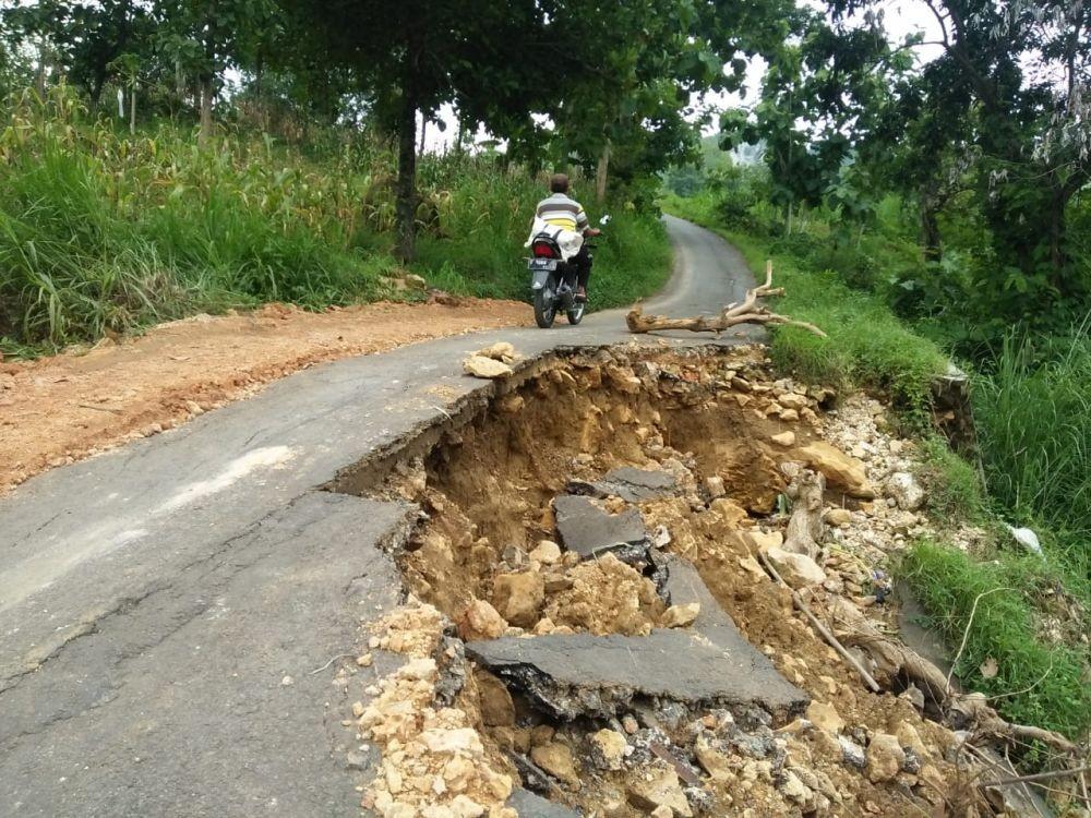 Diguyur Hujan, Jalan Penghubung Kecamatan di Tuban Longsor