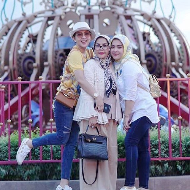 10 Momen Kebersamaan Syahrini dan Aisyahrani, Kompak Banget!