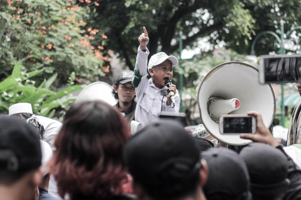 [FOTO] Ketika Bule Berhenti untuk Melihat Aksi FPI Dukung Sidang Bahar