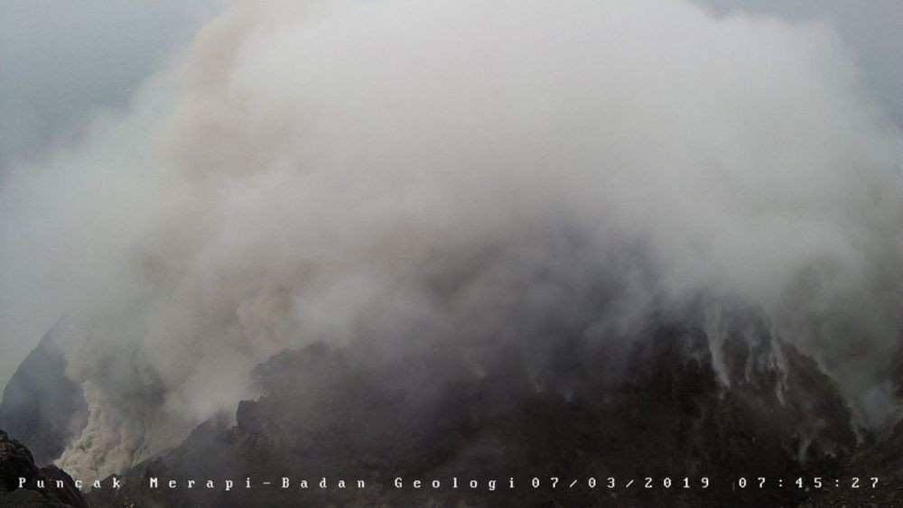 Sabtu Dini Hari, Ada 5 Guguran Lava Pijar di Merapi