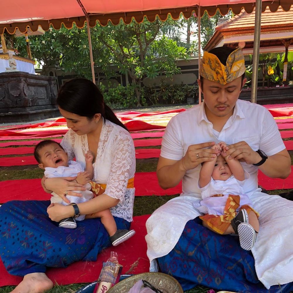 10 Kekompakan Keluarga Kadek Devi Saat Rayakan Nyepi di Pura