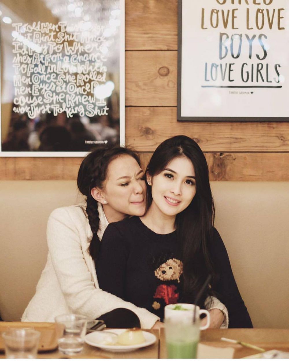 10 Momen Persahabatan Yuanita & Sandra Dewi, dari Single sampai Nikah