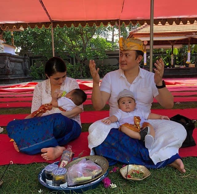 10 Kekompakan Keluarga Kadek Devi Saat Rayakan Nyepi di Pura
