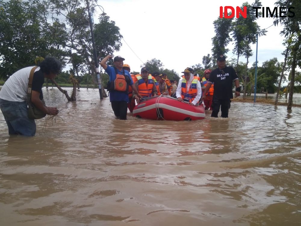 Tinjau Lokasi Banjir di Madiun, Gubernur Khofifah Kunjungi Tiga Tempat