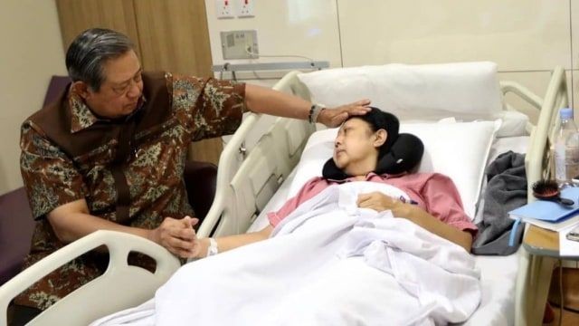 10 Momen SBY Temani Ani Yudhoyono Perawatan dengan Penuh Perhatian 