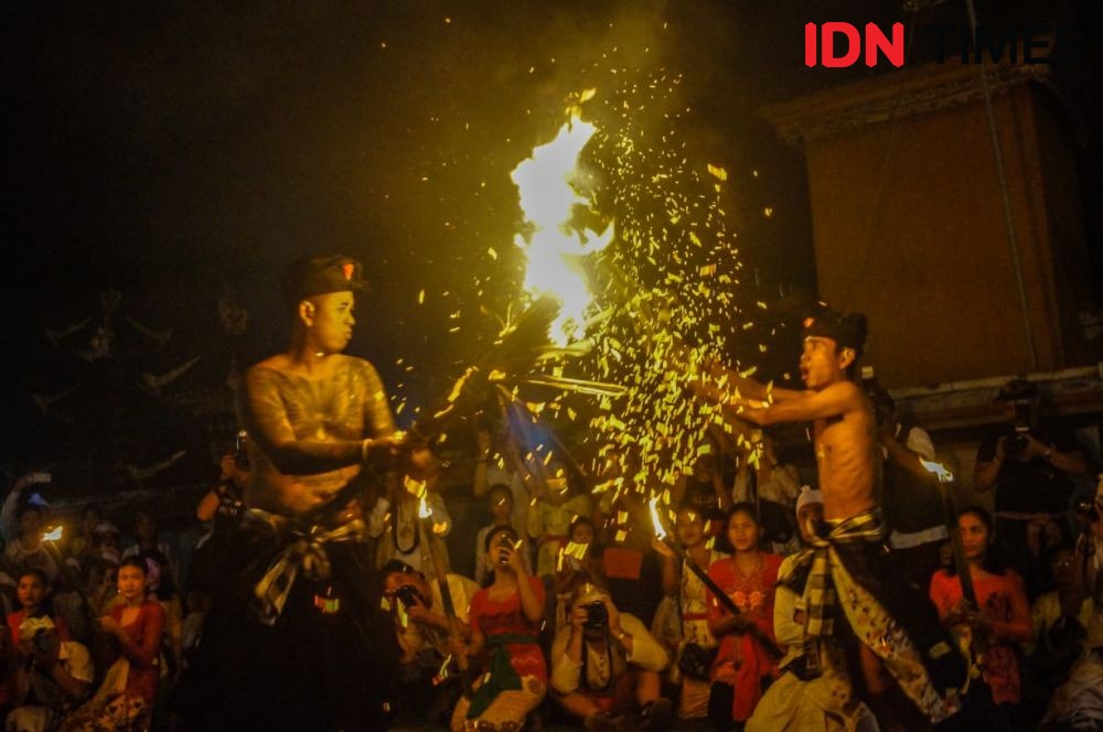Mengenal Ritual Perang Api di Klungkung, Damai Meski Saling Serang