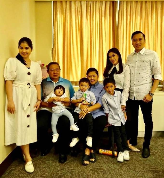 10 Momen SBY Temani Ani Yudhoyono Perawatan dengan Penuh Perhatian 