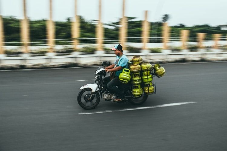 5 Tips Mengangkut Barang Di Sepeda Motor