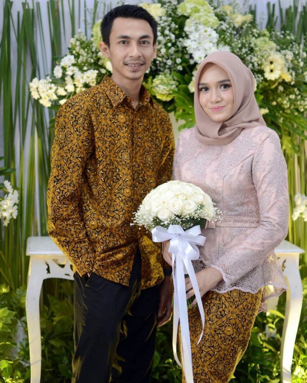 8 Model Kebaya Couple Dengan Hijab Untuk Acara Tunangan