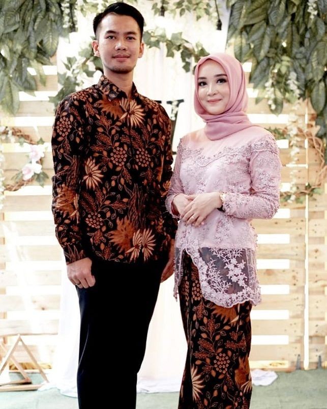 8 Model Kebaya  Couple  dengan Hijab untuk Acara Tunangan