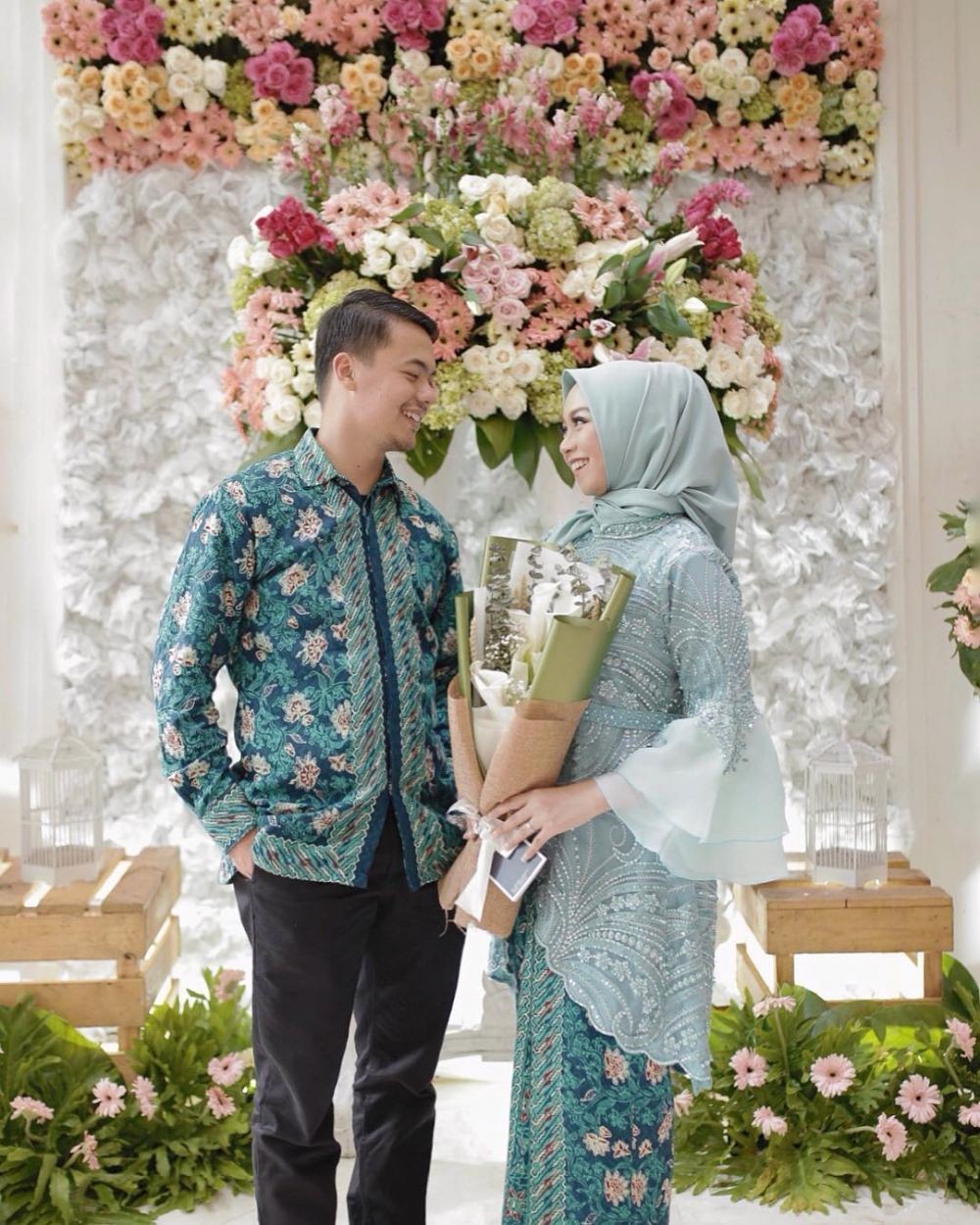 8 Model  Kebaya  Couple dengan Hijab untuk Acara Tunangan 