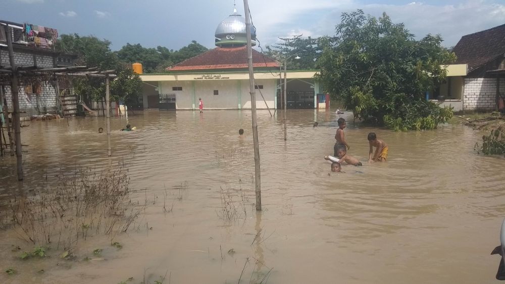 Warga Lamongan Mulai Bersihkan Lumpur dari Sisa Banjir 