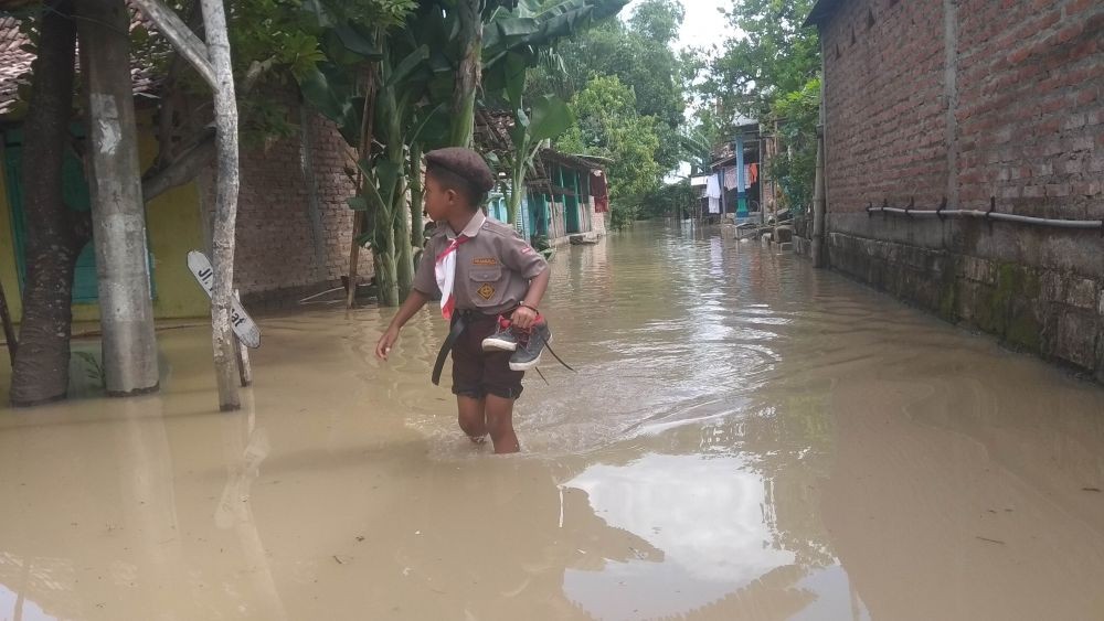Warga Lamongan Mulai Bersihkan Lumpur dari Sisa Banjir 