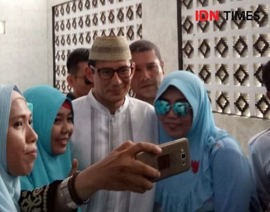 Sandiaga ke Jembrana, Pendukung Jokowi Bentangkan Spanduk