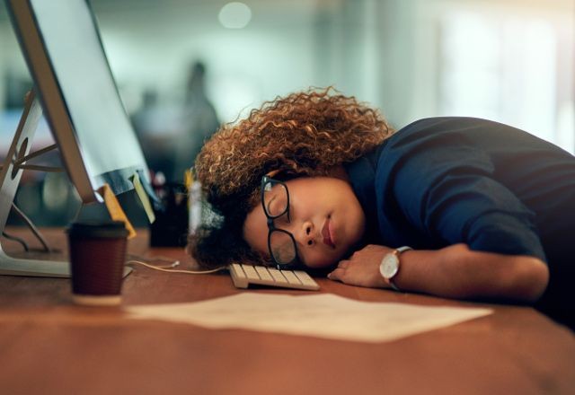 7 Kebiasaan Buruk yang Bisa Memicu Tipes, Termasuk Tidur di Lantai