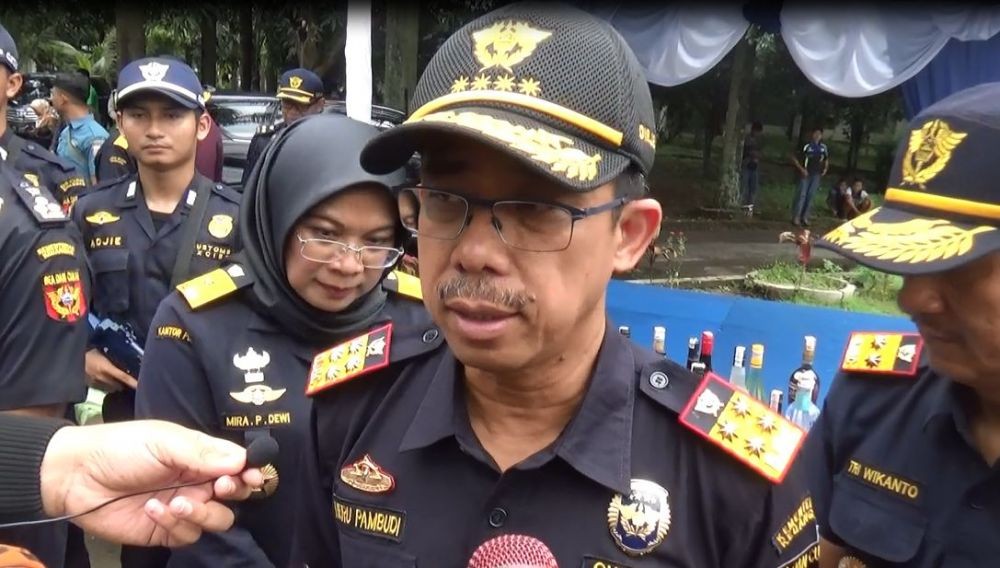 Bea Cukai Bakar 12 Juta Batang Rokok Ilegal di Makassar